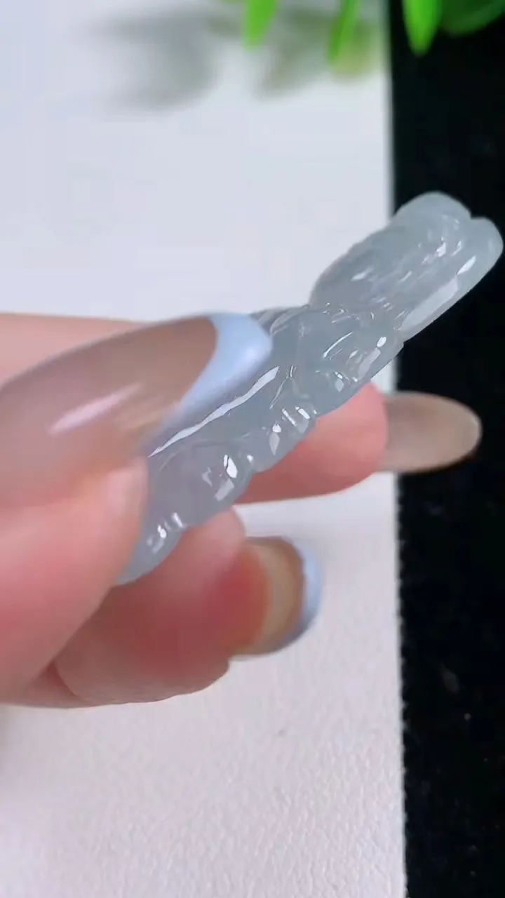 天然A货翡翠观音菩萨吊坠，尺寸52.6-25.8-5.7，重量:14.28g
11月18日