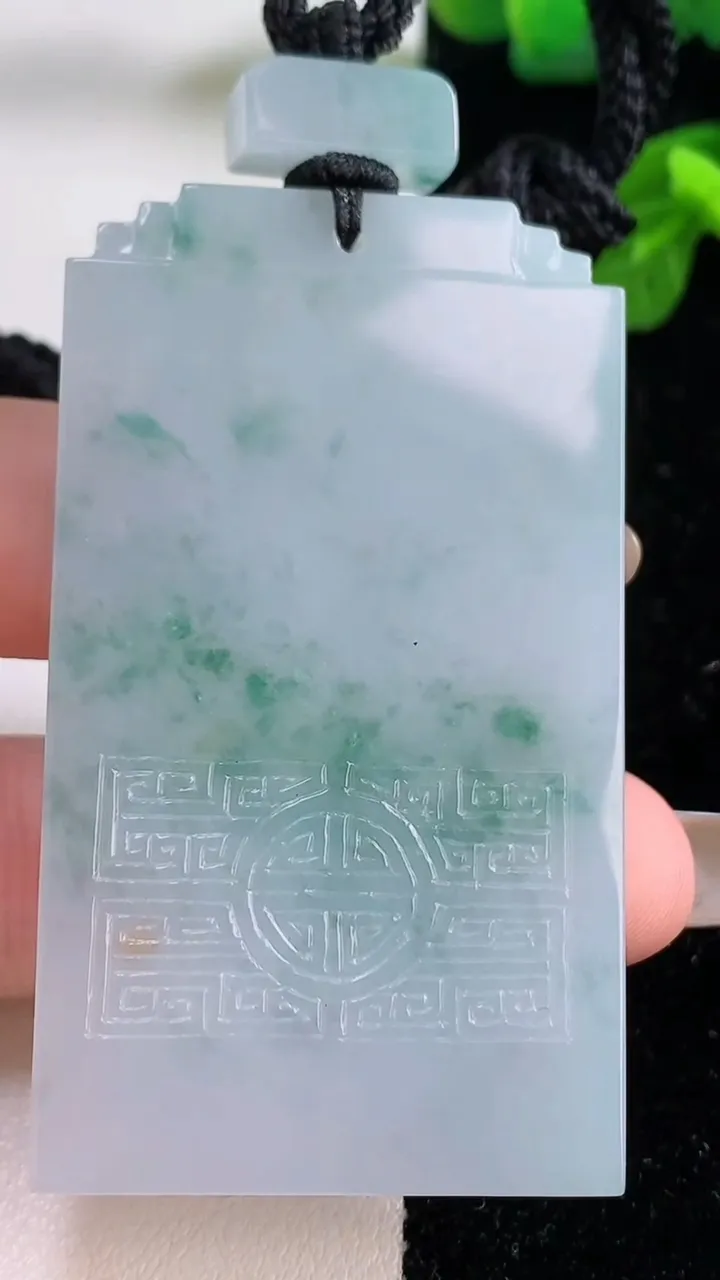 天然A货翡翠冰种飘花仿古无事牌吊坠，尺寸59.8-34-5.8，重量:45.09g
11月18日