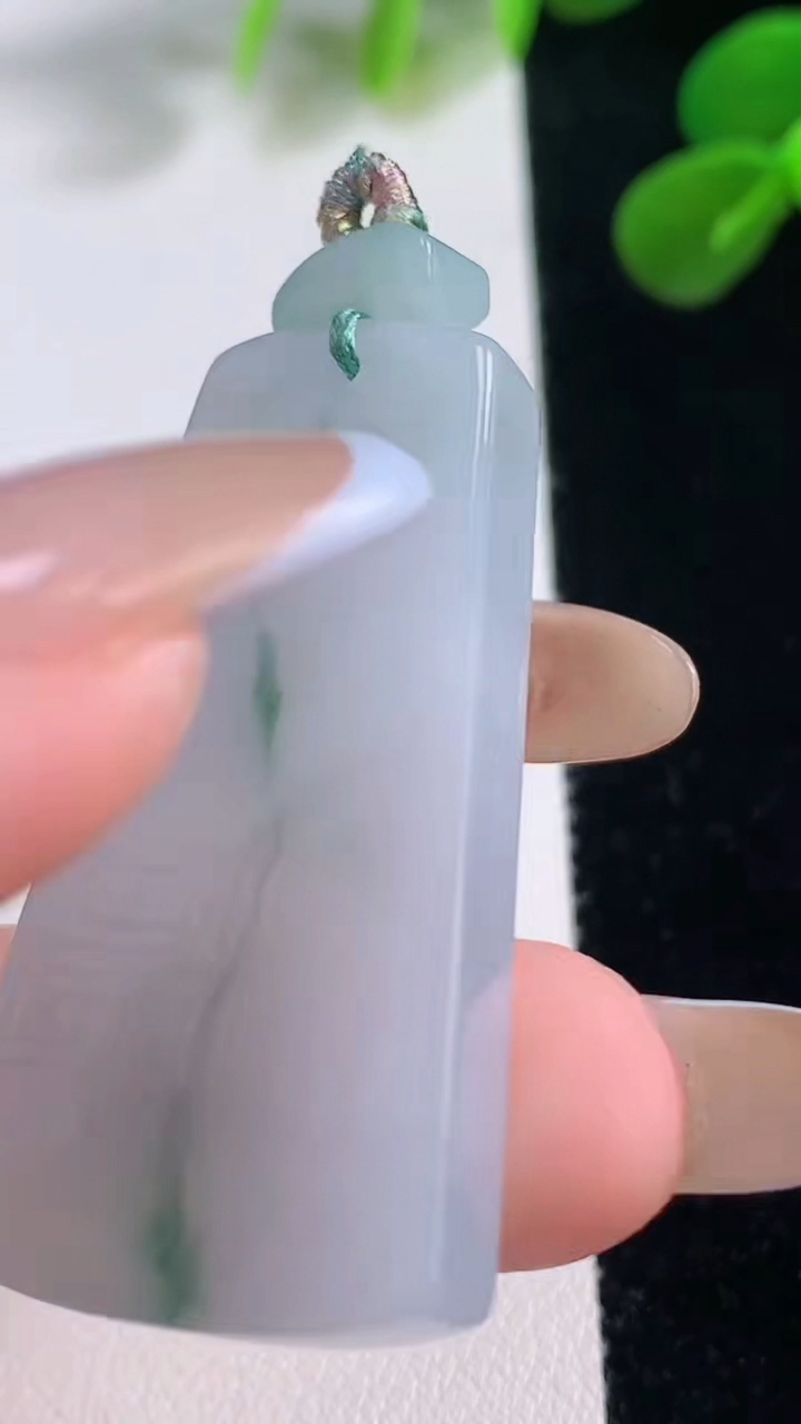 天然A货翡翠飘花仿古无事牌吊坠，尺寸42-23.3-5.8，重量:15.66g
11月18日