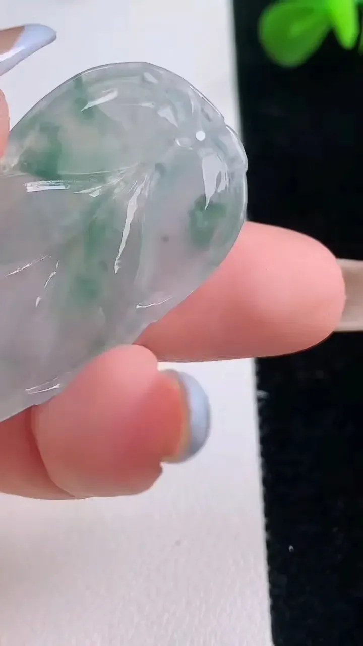 天然A货翡翠冰种飘花金枝玉叶 叶子吊坠，尺寸39.5-21.9-4.1，重:6.61g
11月18日