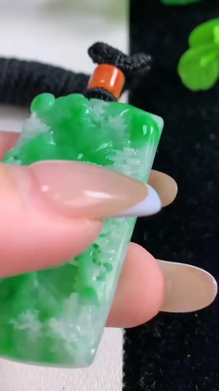 天然A货翡翠山水牌吊坠，尺寸47-27.2-5.8，重量:21.80g
11月18日