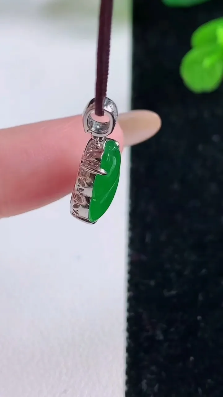 天然A货翡翠葫芦吊坠，尺寸13.3-9.4-4.9，重量:1.82g
11月18日