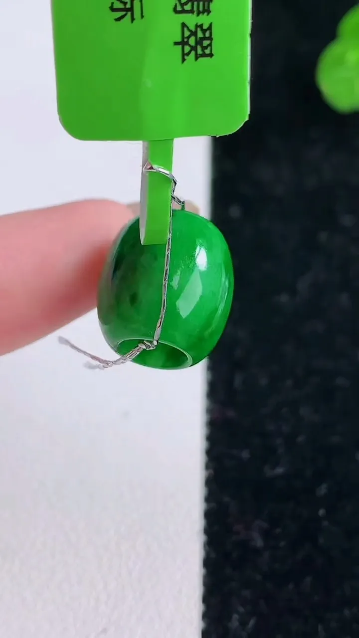 天然A货翡翠路路通吊坠，尺寸12.8-12.2，重量:3.06g
11月18日