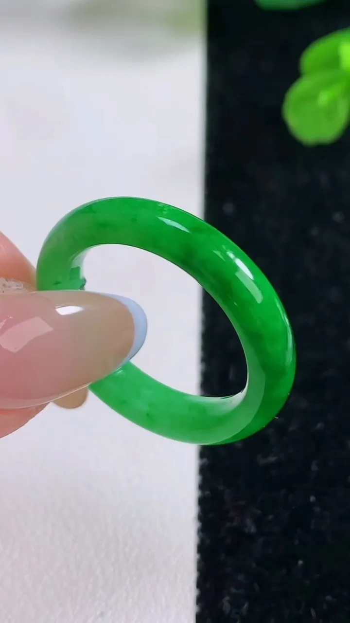 天然A货翡翠指环戒指，尺寸20.3-4.6-3.6，重量:4.31g2025年11月18日
工厂直销收藏佳品,种好水足，色泽均匀，有种有色，上手高大气！