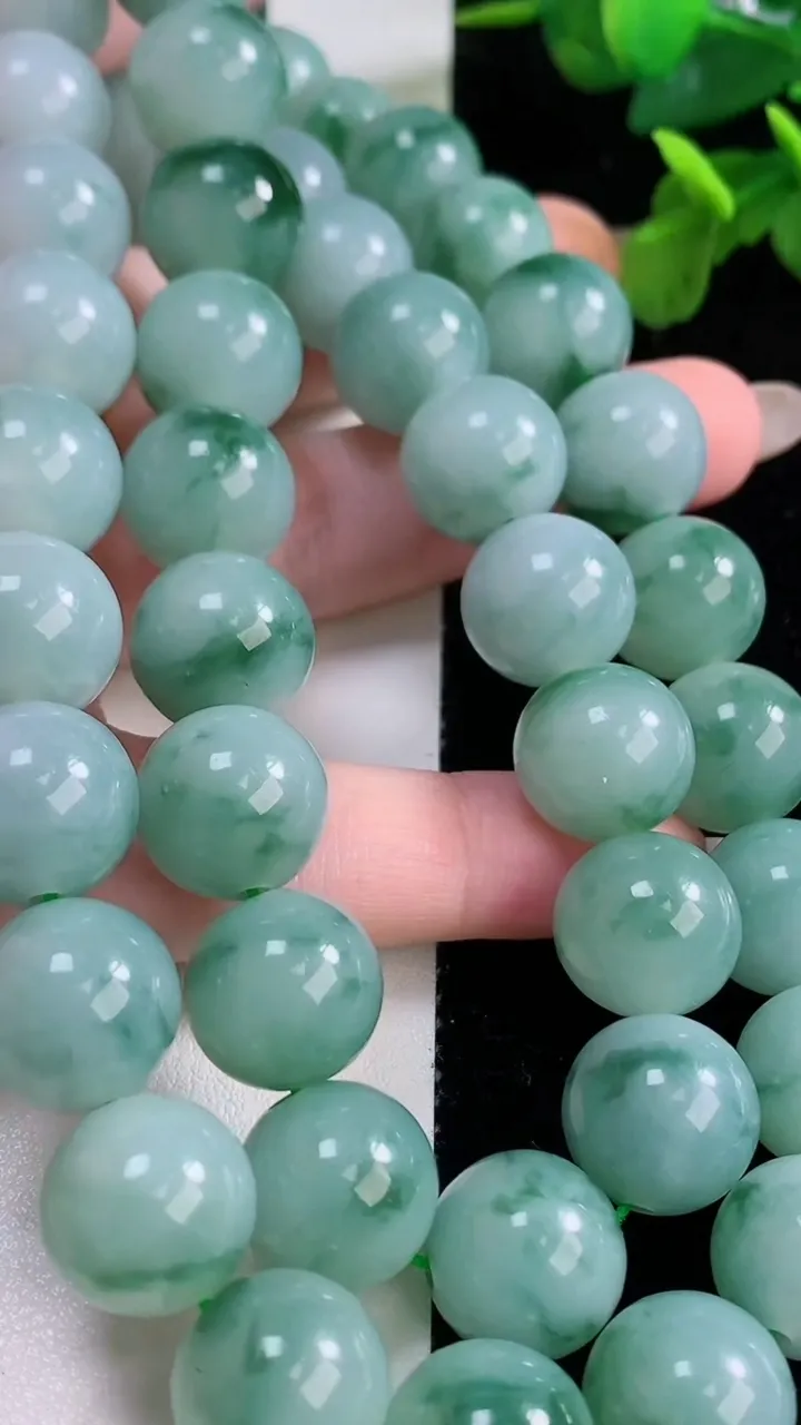 天然A货翡翠飘花圆珠项链，尺寸13-48颗，重量:189.83g11月18日
工厂直销收藏佳品,种好水足，色泽均匀，有种有色，上手高大气！