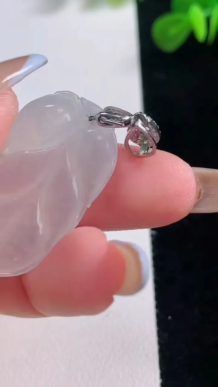 天然A货翡翠金枝玉叶 叶子吊坠，尺寸31.5-17.3-4.7，重:4.72g
11月18日