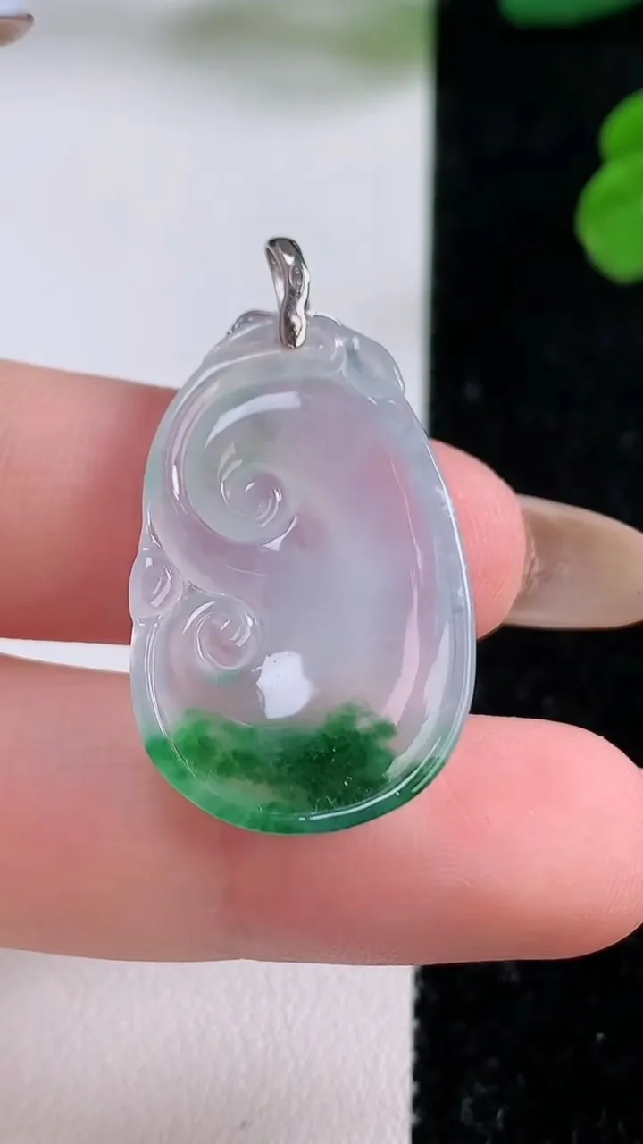 天然A货翡翠如意吊坠，尺寸28.8-18-3.8，重量:3.94g
11月18日