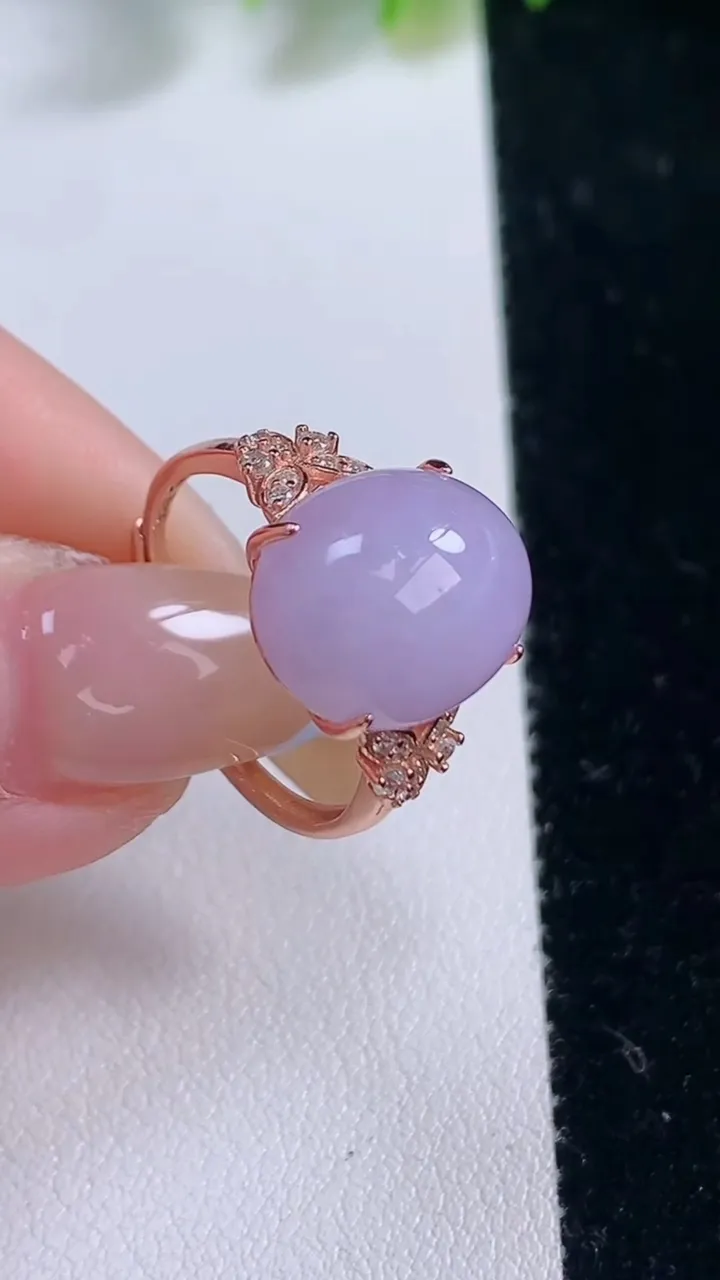 天然A货翡翠925银紫罗兰蛋面戒指，尺寸13.8-10.8-8，重量:3.24g2025年11月18日
工厂直销收藏佳品,种好水足，色泽均匀，有种有色，上手高大气！