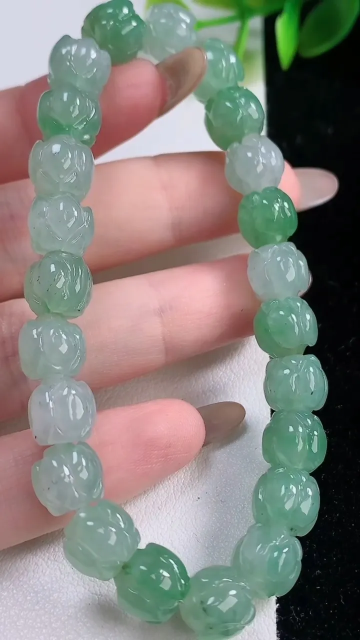 天然A货翡翠莲花手串，尺寸8.7-7.2-23颗，重量:27.08g11月18日
工厂直销收藏佳品,种好水足，色泽均匀，有种有色，上手高大气！