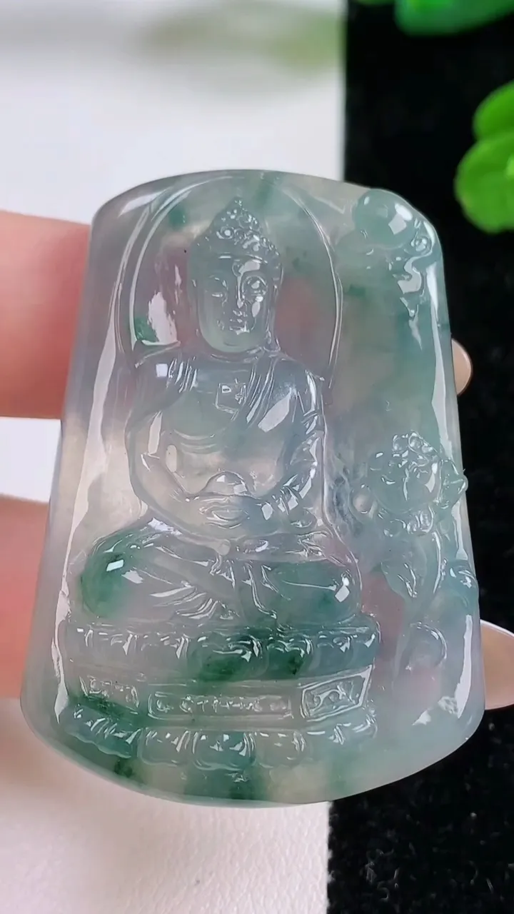 天然A货翡翠冰种飘花大日如来吊坠，尺寸47.7-34-5.5，重量:19.30g
11月18日