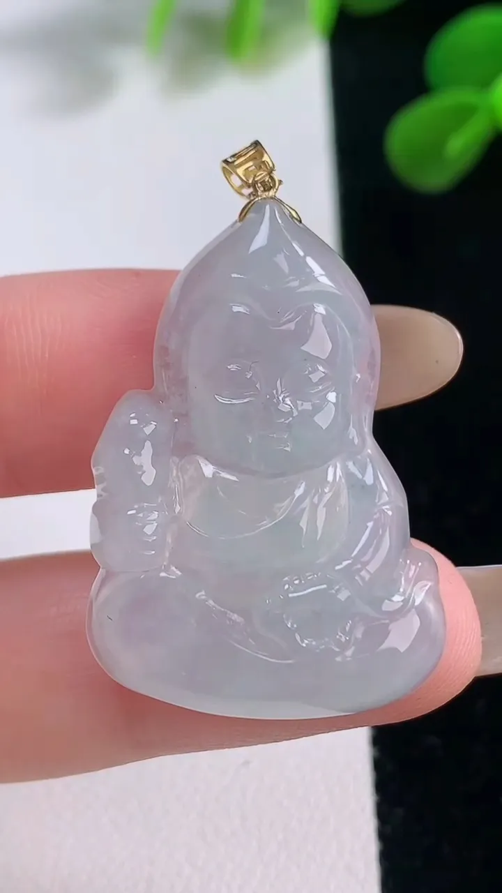 天然A货翡翠种白冰观音菩萨吊坠，尺寸31.8-23.4-4.9，重量:6.43g
11月18日