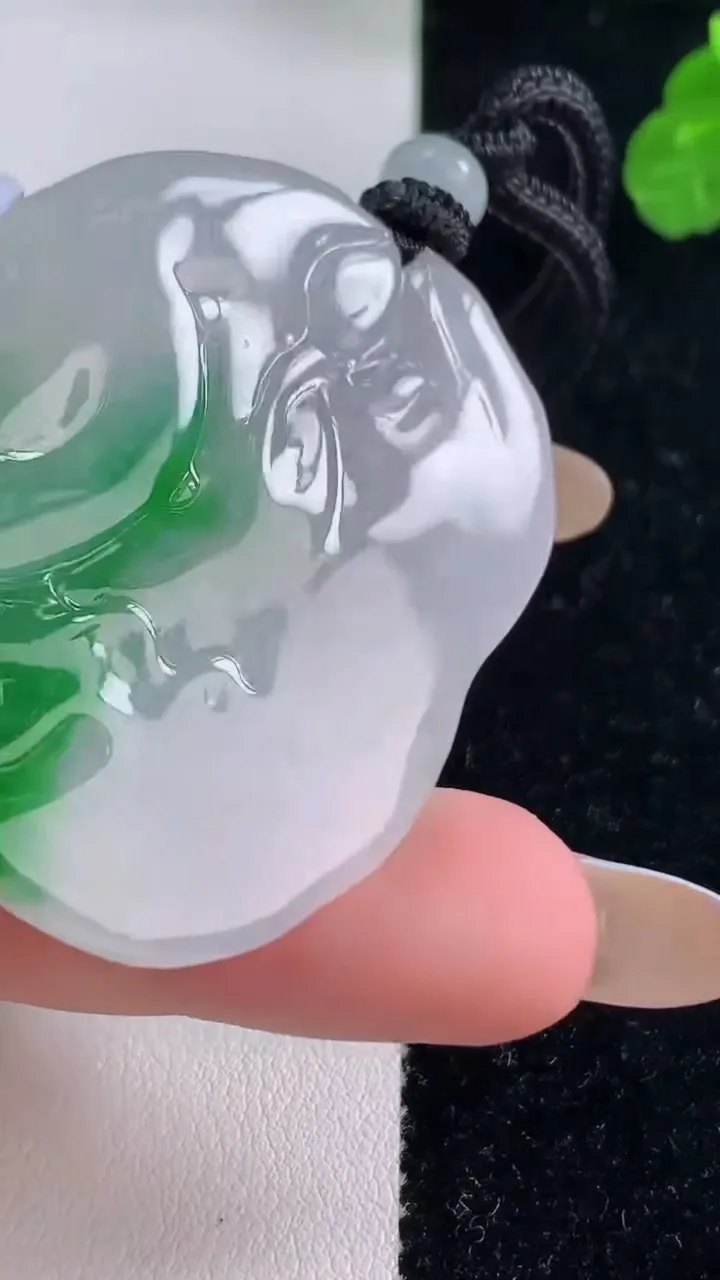 天然A货翡翠观音菩萨吊坠，尺寸46.2-38.5-7.9，重量:30.21g
11月18日