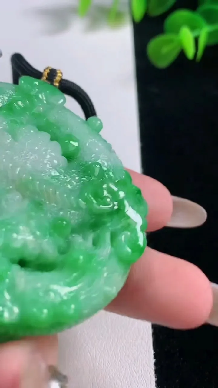 天然A货翡翠龙牌吊坠，尺寸53-13，重:74.16g
11月18日