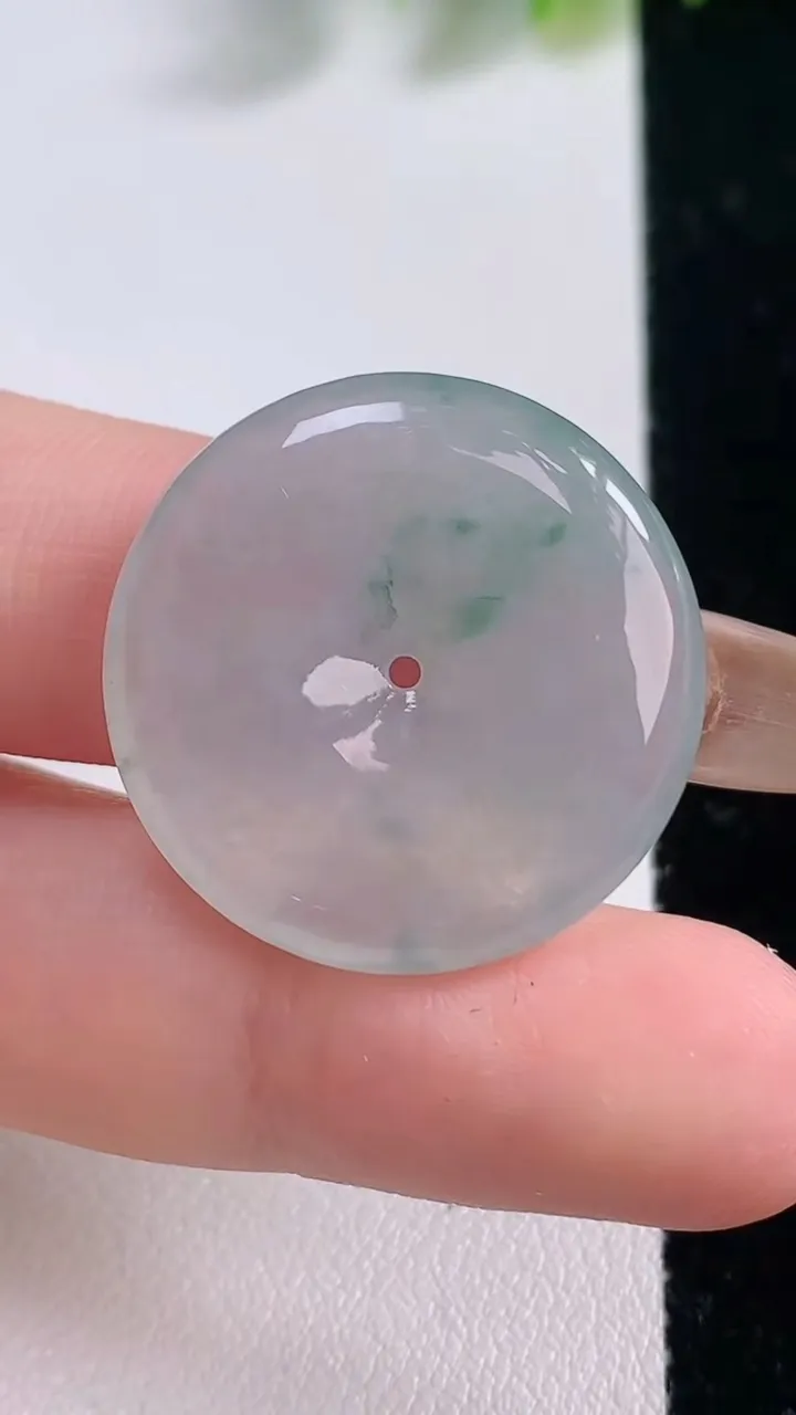 天然A货翡翠冰种飘花平安扣吊坠，尺寸25-4.8，重量:6.50g
11月18日