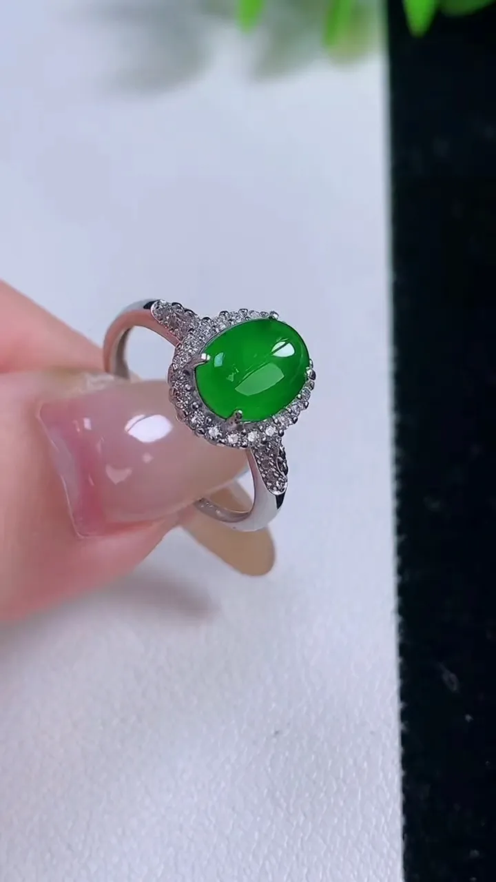 天然A货翡翠蛋面戒指，尺寸8.5-6.5-6，重量:2.25g2025年11月18日
工厂直销收藏佳品,种好水足，色泽均匀，有种有色，上手高大气！