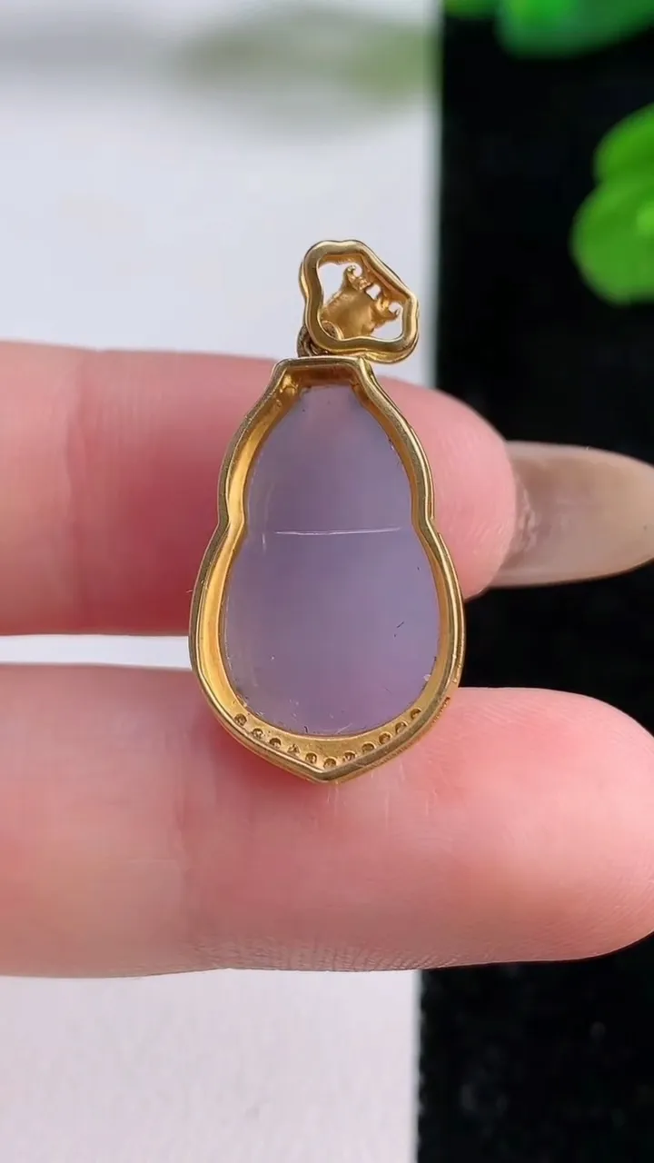 天然A货翡翠18K金紫罗兰葫芦吊坠，尺寸26-13-7.2，裸石17.3-11重量:2.77g
11月18日