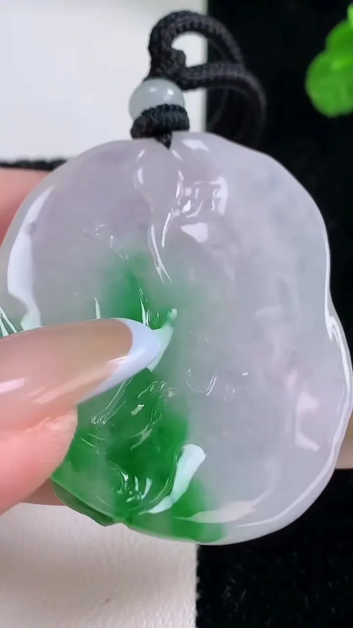 天然A货翡翠观音菩萨吊坠，尺寸46.2-38.5-7.9，重量:30.21g
11月18日