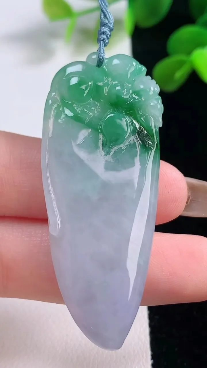 天然A货翡翠福瓜吊坠，尺寸54-21.7-6.7，重量:15.66g
11月18日