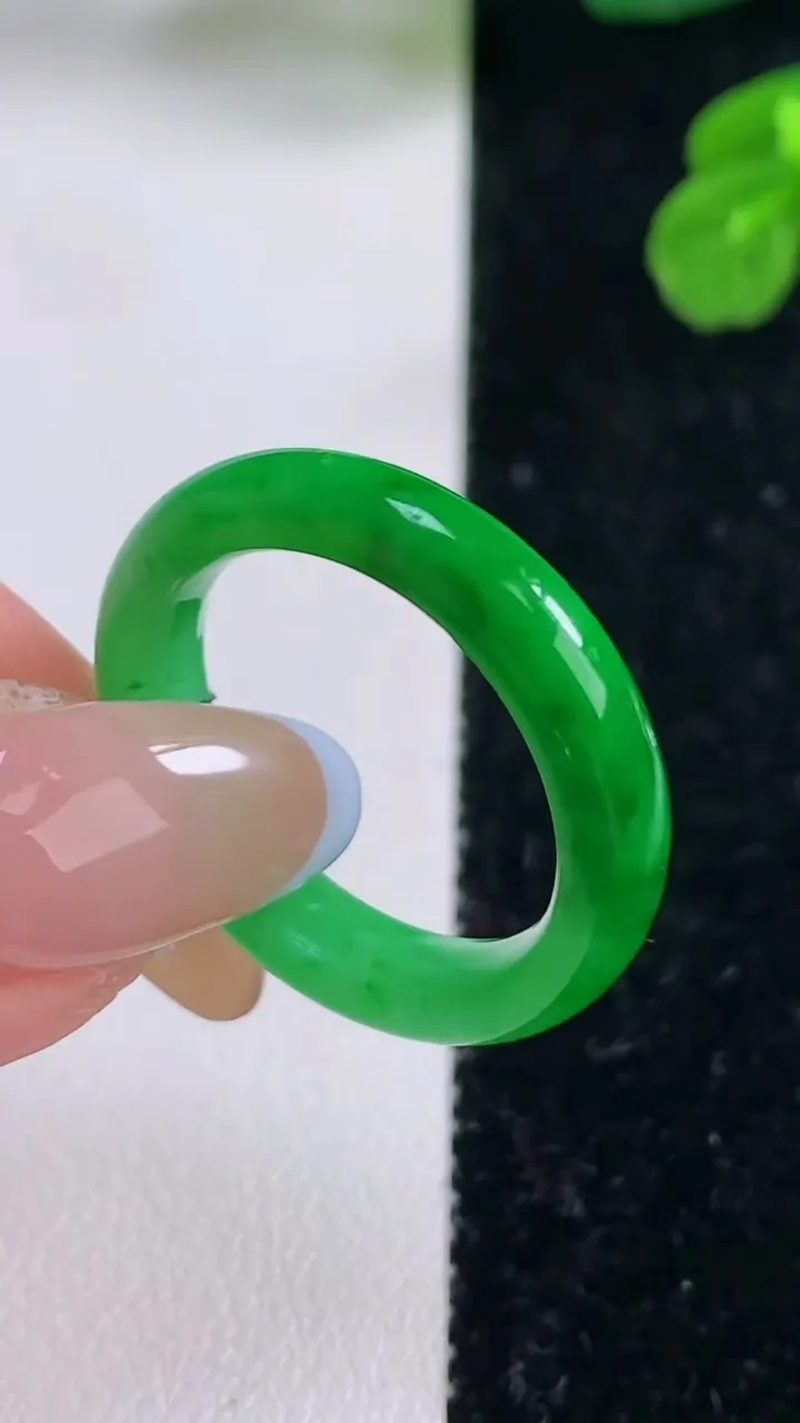 天然A货翡翠指环戒指，尺寸20.3-4.6-3.6，重量:4.31g2025年11月18日
工厂直销收藏佳品,种好水足，色泽均匀，有种有色，上手高大气！