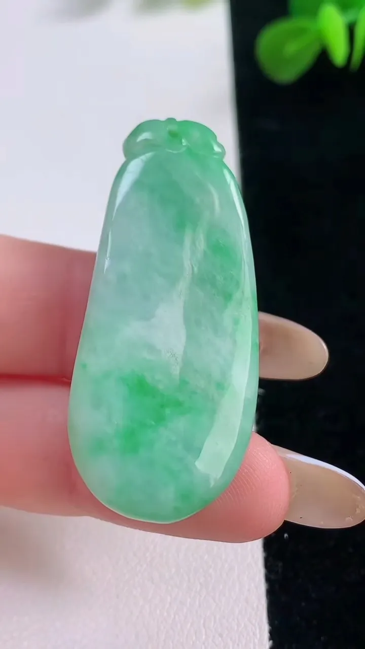 天然A货翡翠福瓜吊坠，尺寸44.2-19.3-11.3，重:17.26g
11月18日