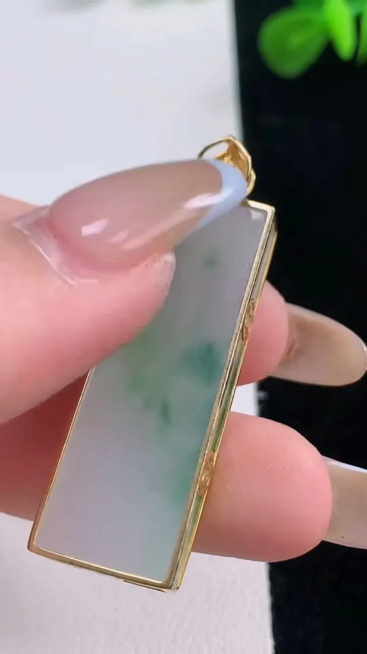 天然A货翡翠无事牌吊坠，尺寸39-13.6-5，重:8.51g
11月18日