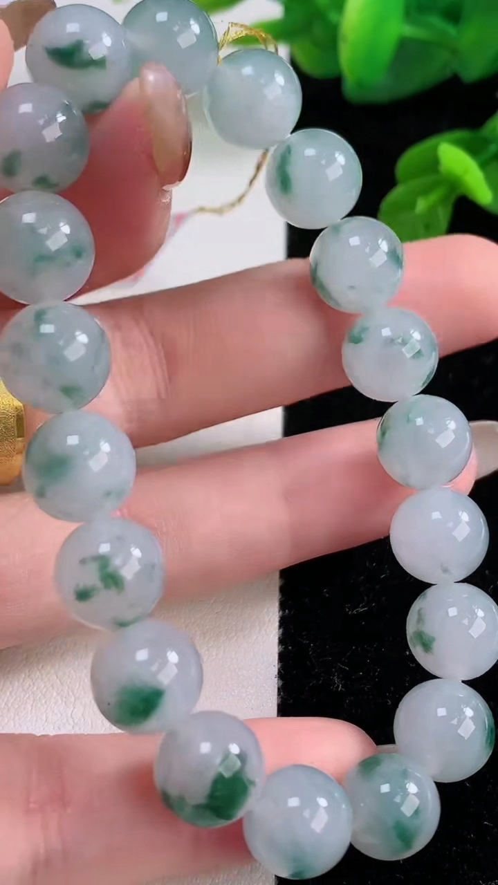 天然A货翡翠种飘花圆珠手串，尺寸9.8-19颗，重量:32.69g11月18日
工厂直销收藏佳品,种