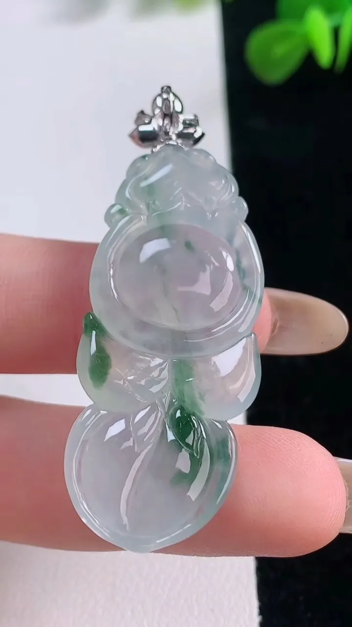 天然A货翡翠种飘花年年有余吊坠，尺寸53-19.8-5.8，重:9.80g
11月18日