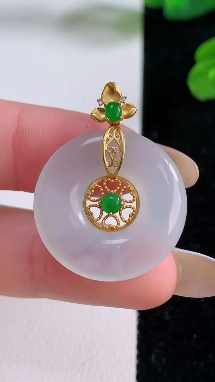 天然A货翡翠种白冰平安扣吊坠，尺寸24.3-3.8，重量:5.25g
11月18日