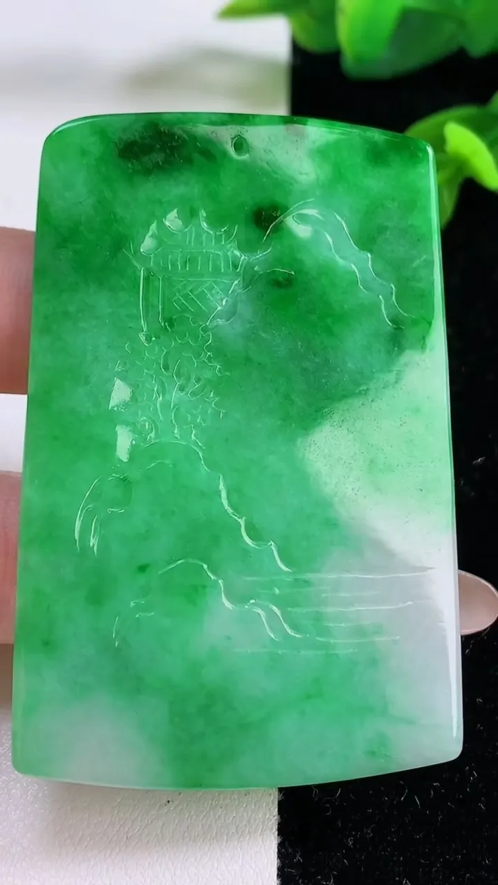 天然A货翡翠山水牌吊坠，尺寸63-41.3-4，重量:28.65g
11月18日