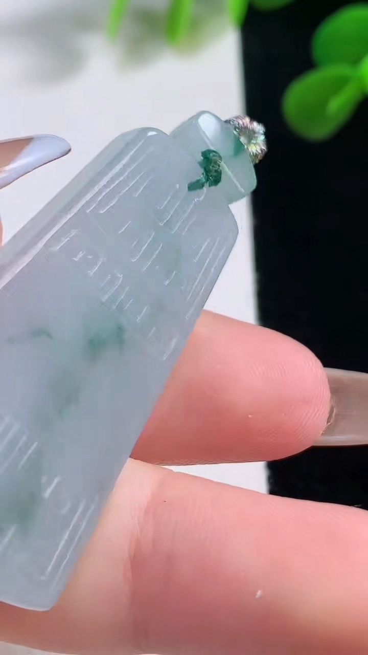 天然A货翡翠飘花仿古无事牌吊坠，尺寸42-23.3-5.8，重量:15.66g
11月18日