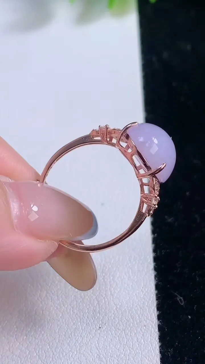 天然A货翡翠925银紫罗兰蛋面戒指，尺寸13.8-10.8-8，重量:3.24g2025年11月18日
工厂直销收藏佳品,种好水足，色泽均匀，有种有色，上手高大气！