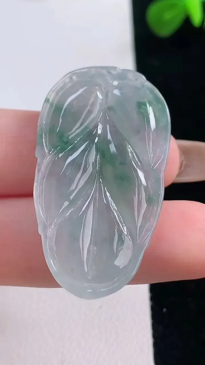 天然A货翡翠冰种飘花金枝玉叶 叶子吊坠，尺寸39.5-21.9-4.1，重:6.61g
11月18日