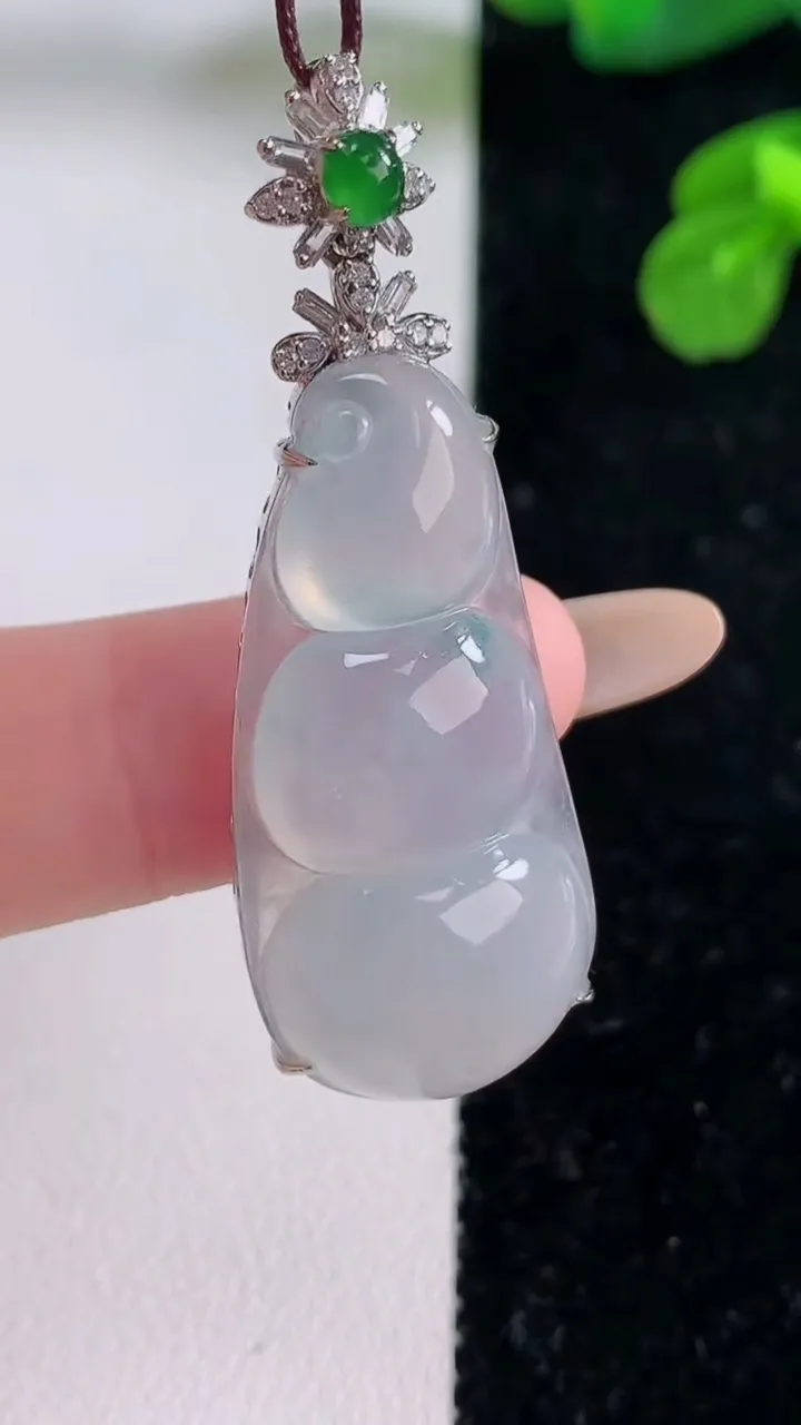 天然A货翡翠种飘花福豆吊坠，尺寸45.2-34-16-8.4，重量:6.60g
11月18日