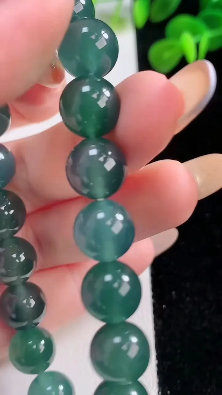 天然A货翡翠圆珠手串，尺寸10-19颗，重:33.05g11月18日
工厂直销收藏佳品,种好水足，色泽均匀，有种有色，上手高大气！