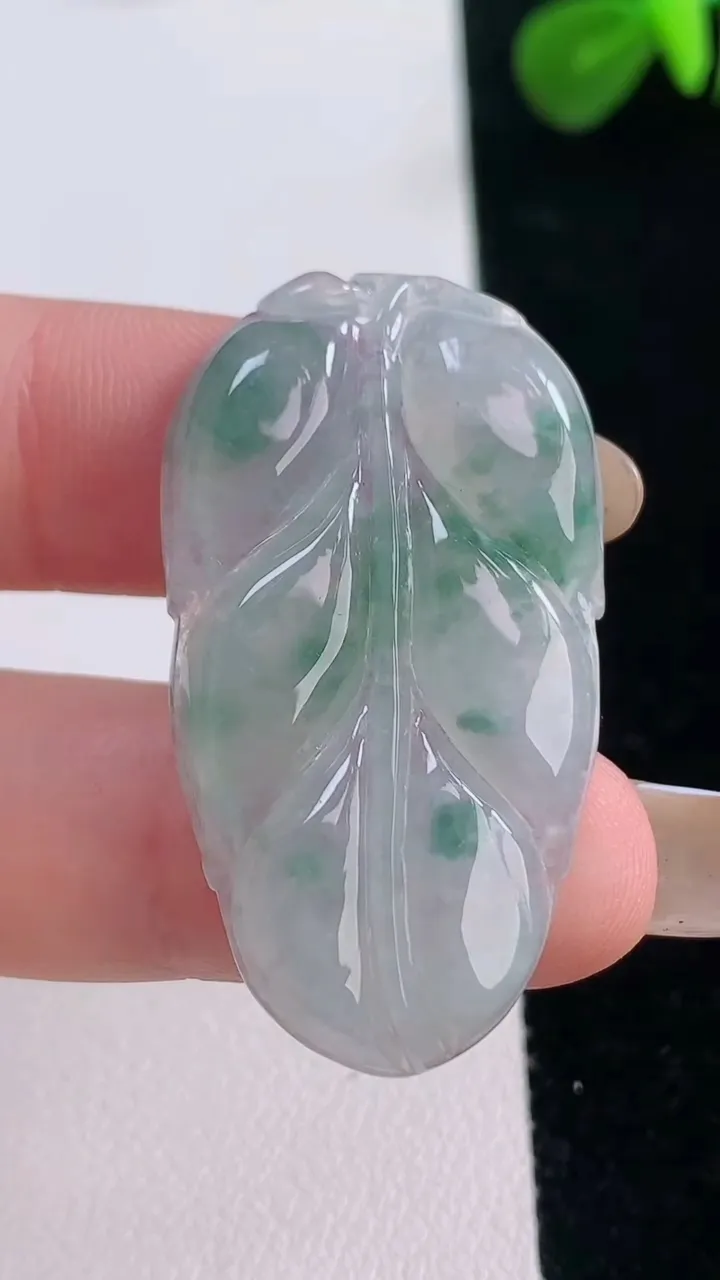 天然A货翡翠冰种飘花金枝玉叶 叶子吊坠，尺寸39.5-21.9-4.1，重:6.61g
11月18日
