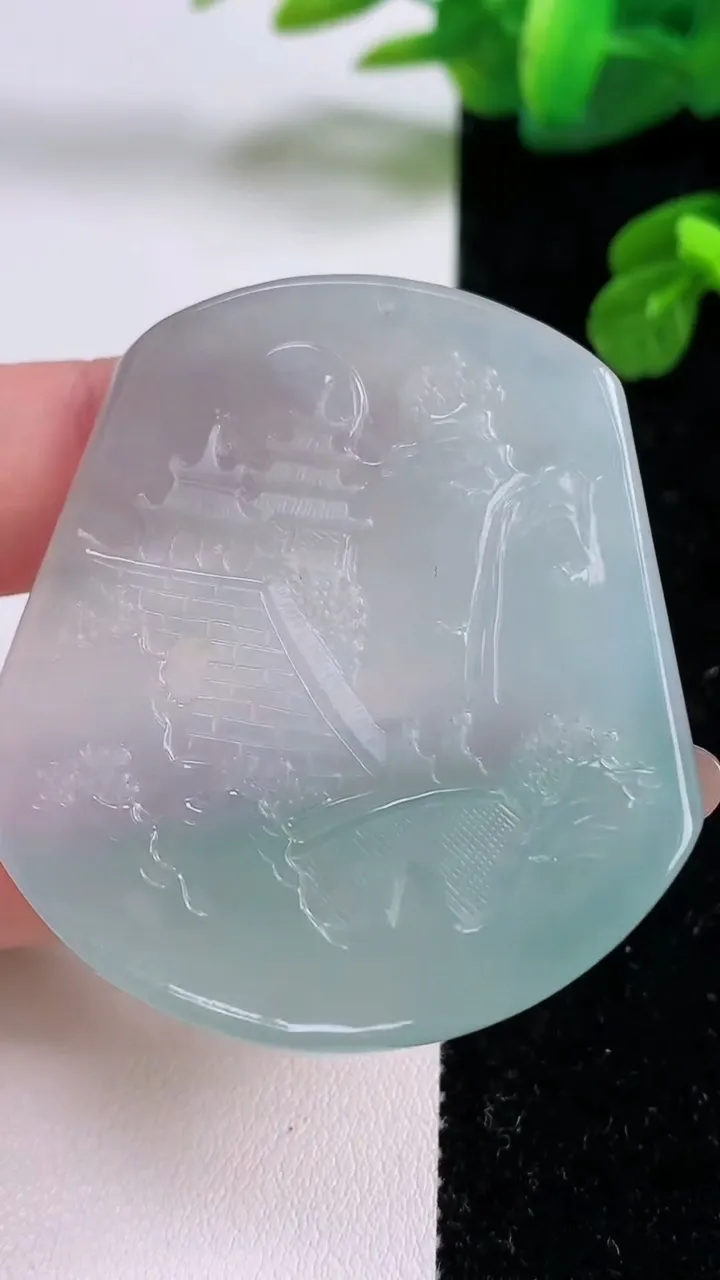 天然A货翡翠山水牌吊坠，尺寸50.6-46.3-4.2，重量:25.32g
11月18日