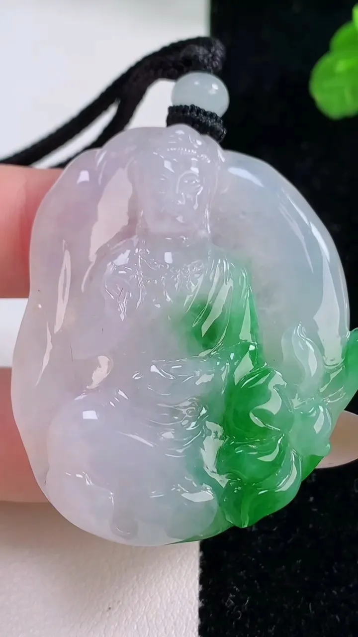 天然A货翡翠观音菩萨吊坠，尺寸46.2-38.5-7.9，重量:30.21g
11月18日