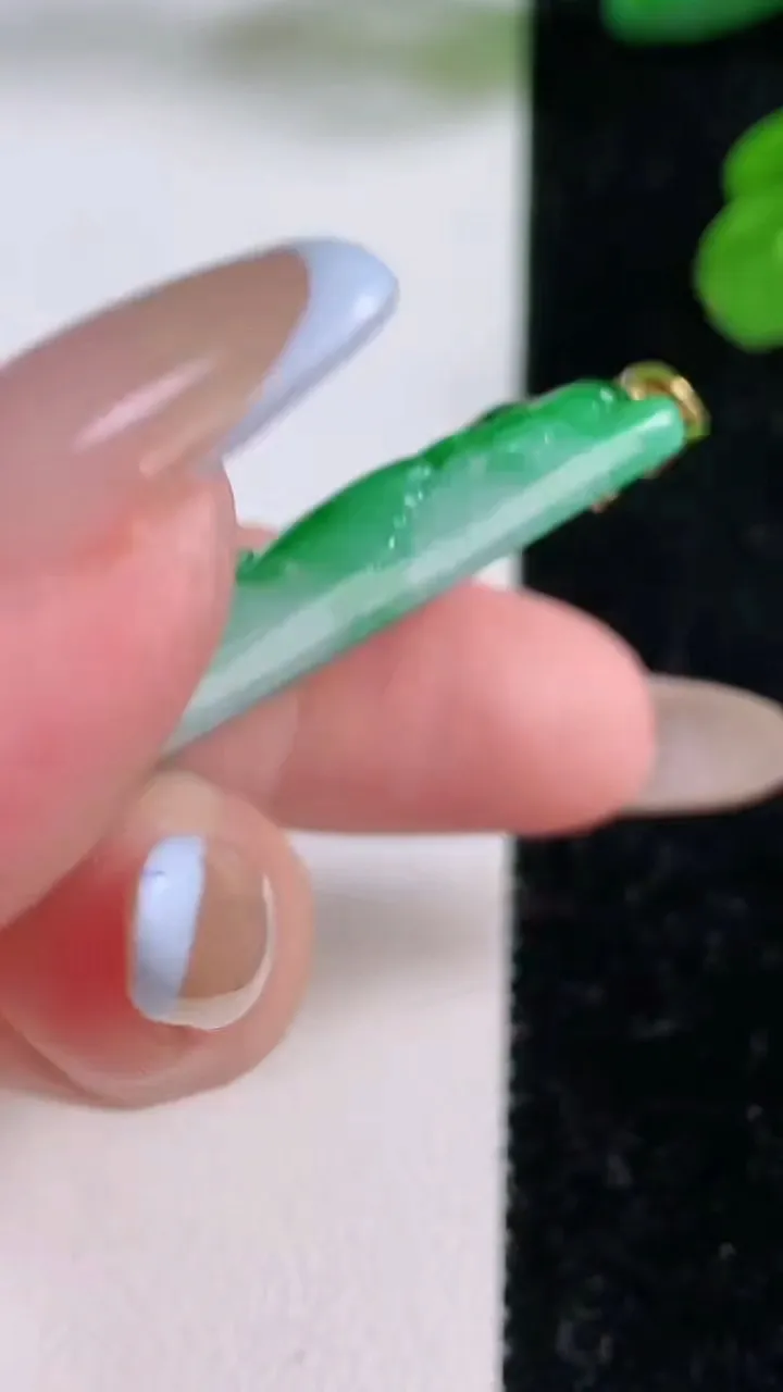 天然A货翡翠山水牌吊坠，尺寸40.8-27-5.9，重量:15.80g
11月18日