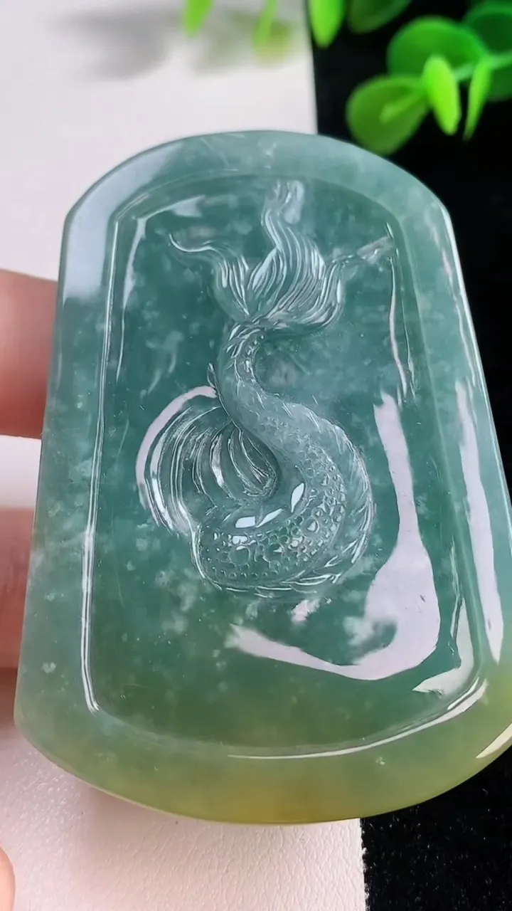 天然A货翡翠双彩龙牌吊坠，尺寸76.6-46-5，重:73.22g
11月18日