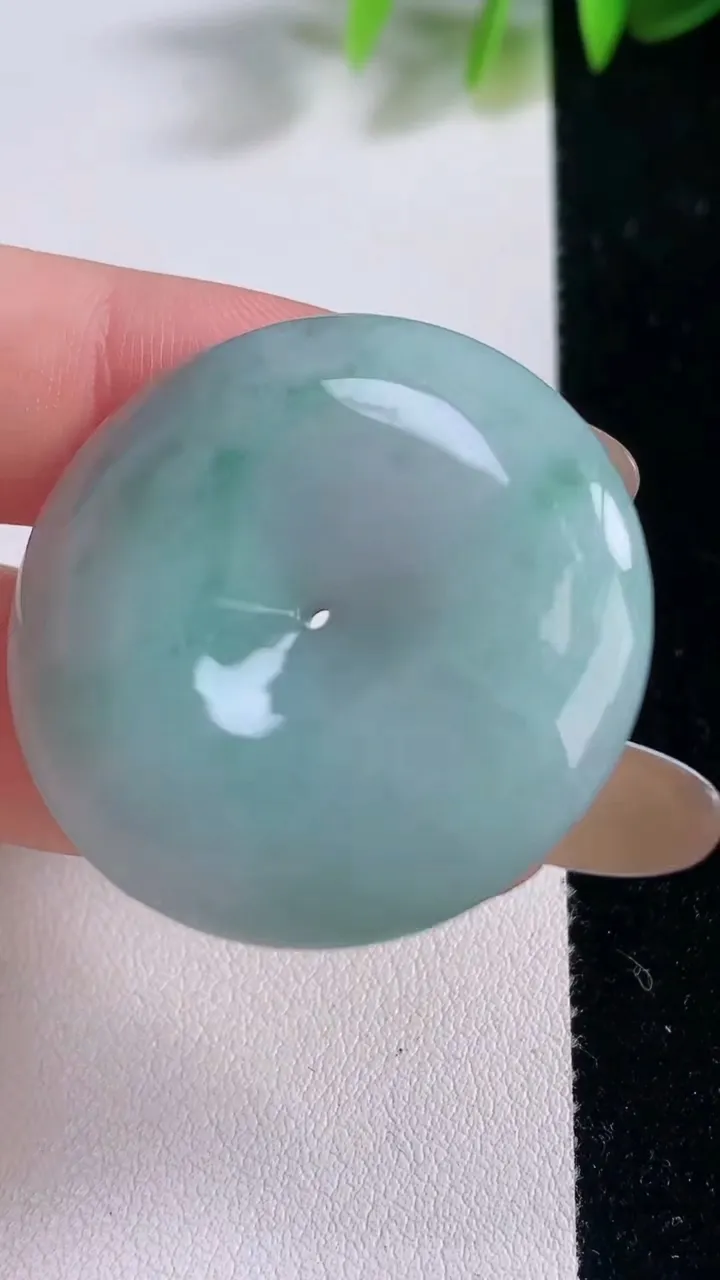 天然A货翡翠飘花平安扣吊坠，尺寸34.4-6.8，重量:17.13g
11月18日