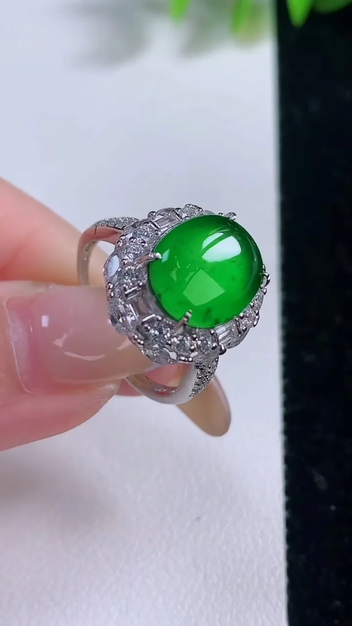 天然A货翡翠蛋面戒指，尺寸11.6-9.4，重量:4.07g2025年11月18日
工厂直销收藏佳品,种好水足，色泽均匀，有种有色，上手高大气！