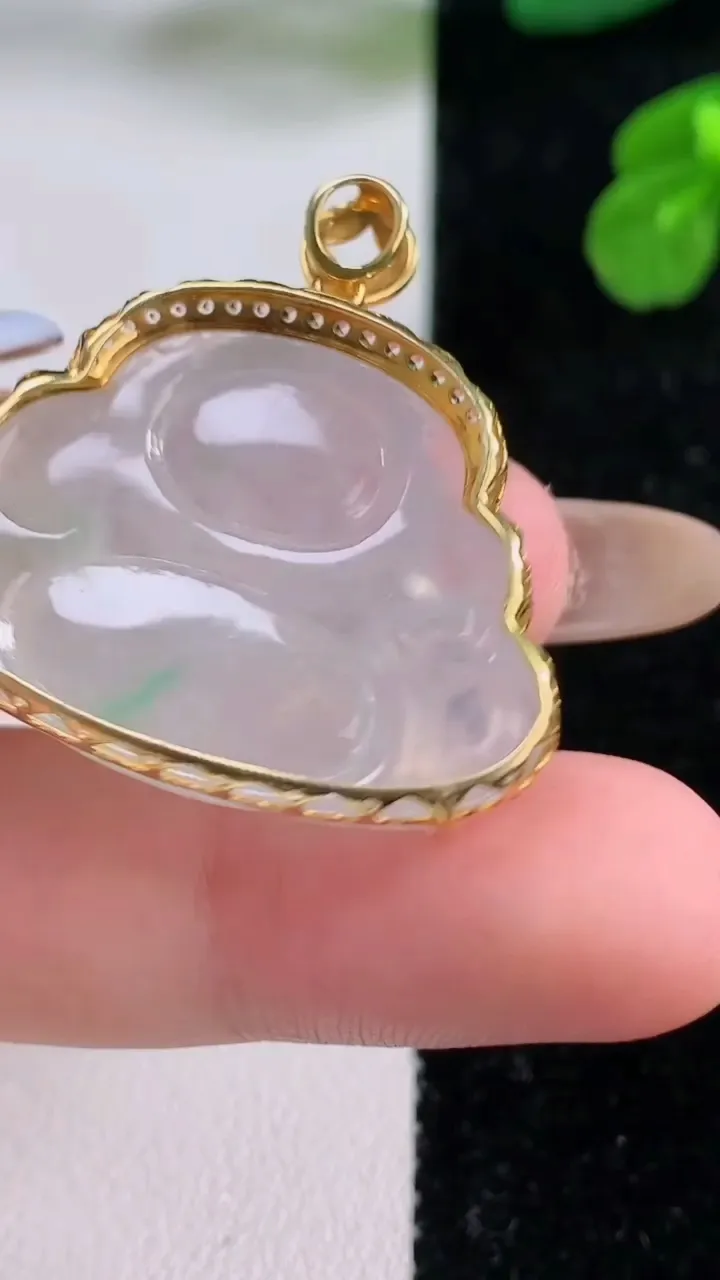 天然A货翡翠佛公吊坠，尺寸31.3-23.6-33.4-8.7，重量:8.27g
11月18日