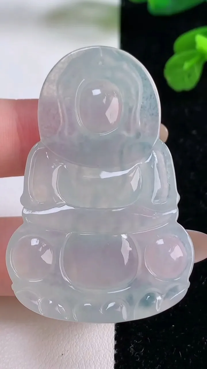 天然A货翡翠种白冰观音菩萨吊坠，尺寸52.4-34.5-5.2，重量:18.32g
11月18日