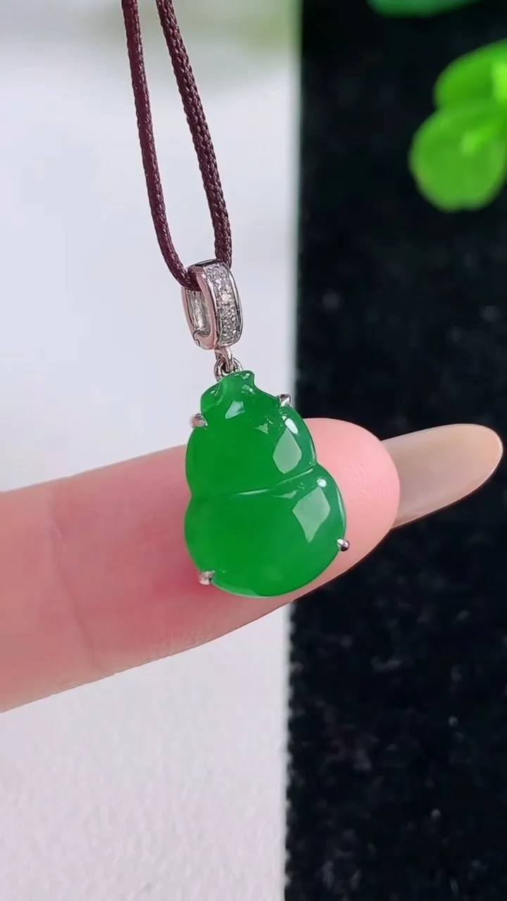 天然A货翡翠葫芦吊坠，尺寸13.3-9.4-4.9，重量:1.82g
11月18日