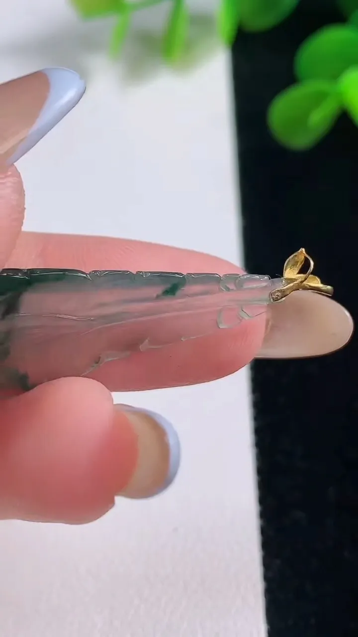 天然A货翡翠种飘花羽毛吊坠，尺寸30-14.7-3.7，重量:2.42g
11月18日