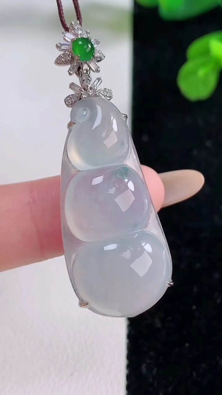 天然A货翡翠种飘花福豆吊坠，尺寸45.2-34-16-8.4，重量:6.60g
11月18日