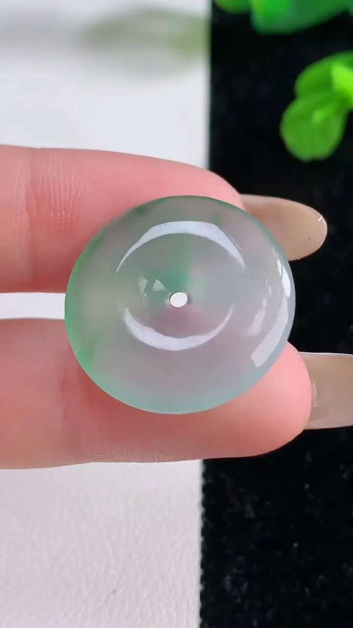 天然A货翡翠平安扣吊坠，尺寸22.6-3.7，重量:3.91g
11月18日