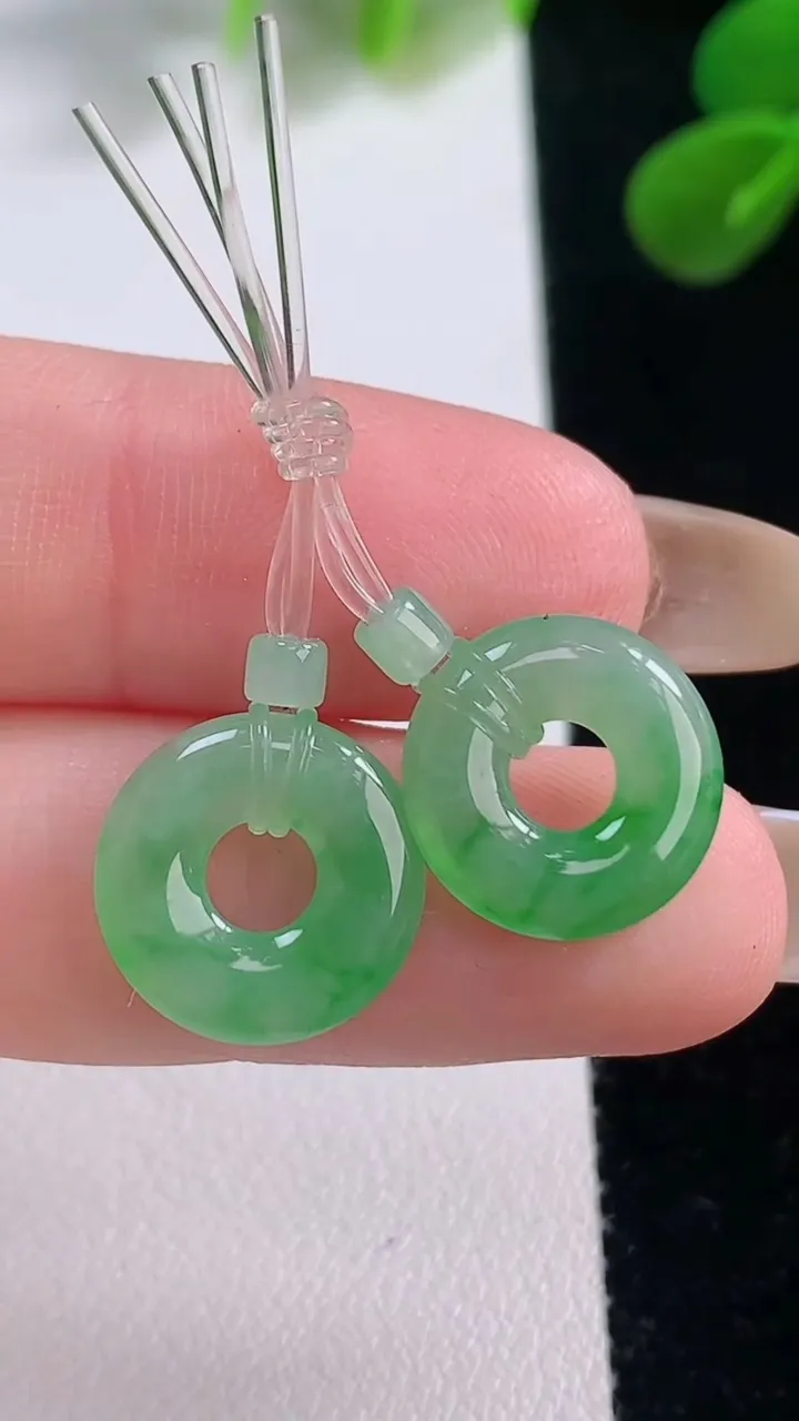 天然A货翡翠平安环吊坠一对，尺寸13-2.2，重量:1.74g
11月18日