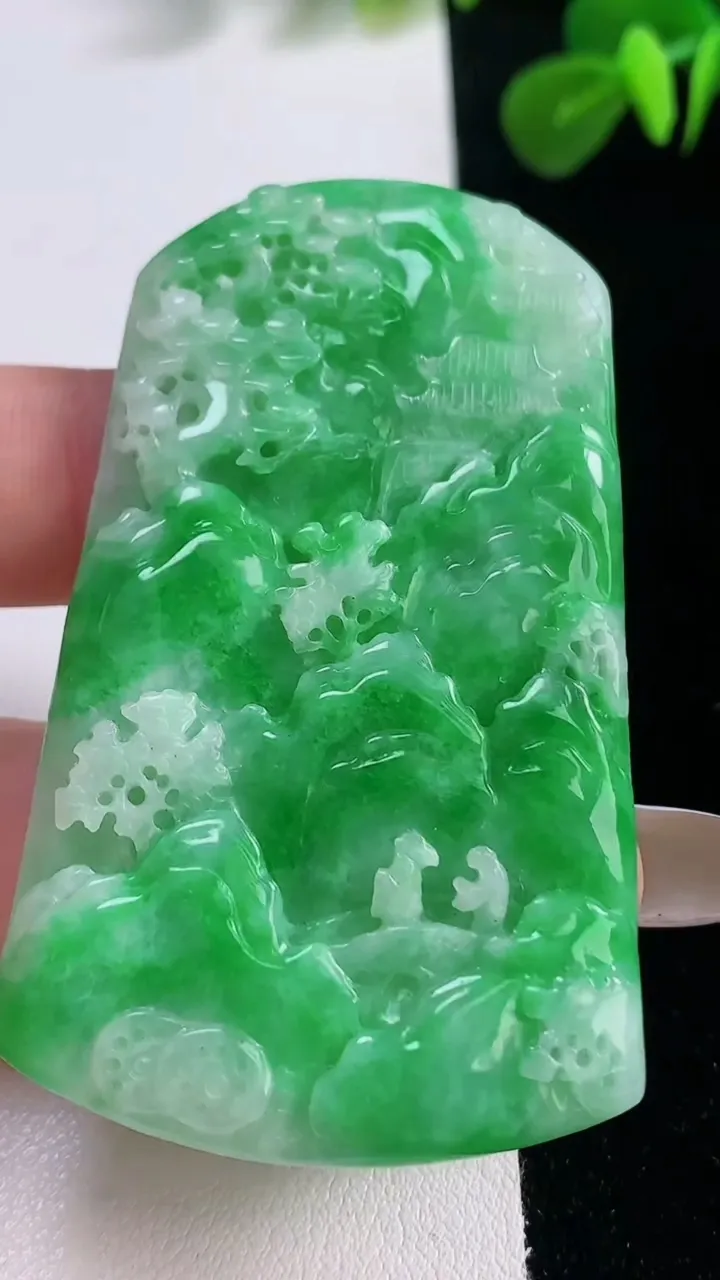 天然A货翡翠山水牌吊坠，尺寸62-37-6，重:29.81g
11月18日