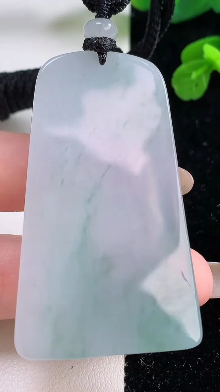 天然A货翡翠冰种飘花观音菩萨吊坠，尺寸57-33.3-5.3，重量:29.02g
11月18日